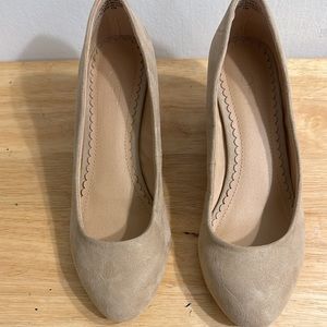 Log wedge suede shoe